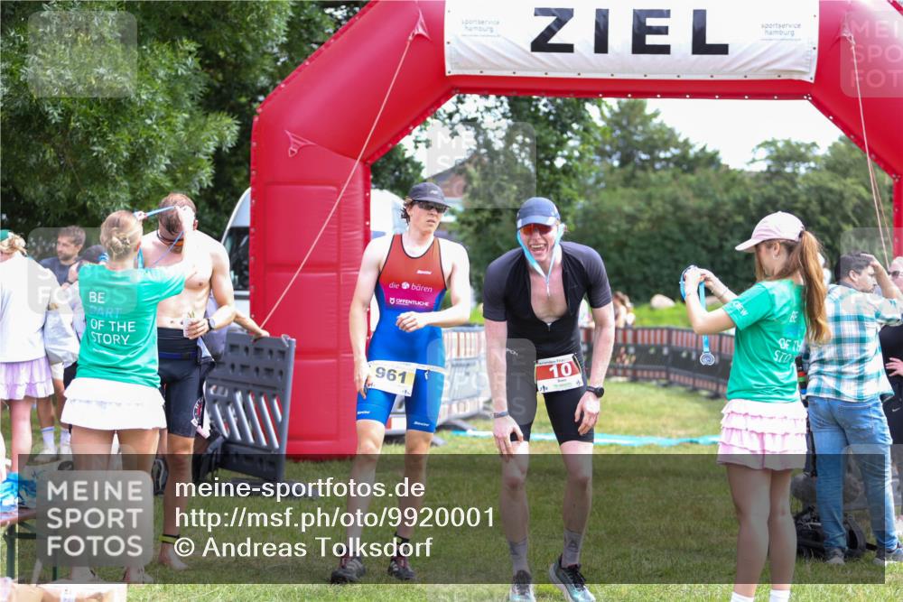21.06.2026 - 29. Vierlanden-Triathlon Andreas Tolksdorf http://msf.ph/oto/9920001 21.06.2026 13:01:23 Ziel 934, 961 meine-sportfotos.de