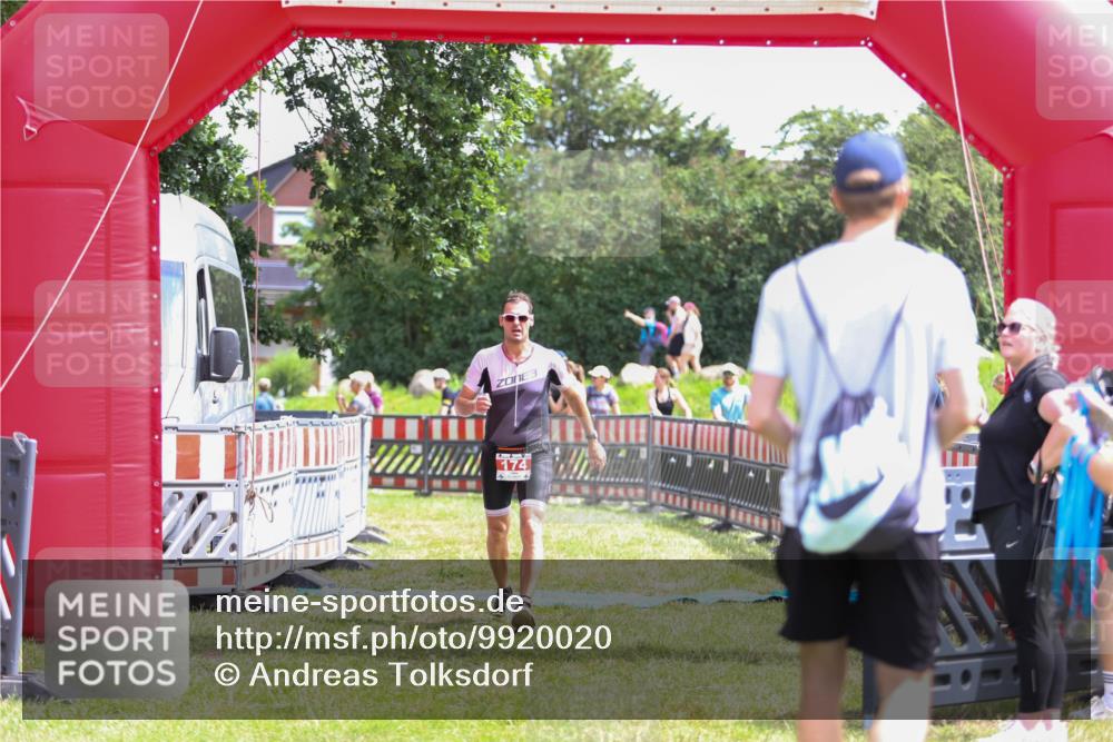 21.06.2026 - 29. Vierlanden-Triathlon Andreas Tolksdorf http://msf.ph/oto/9920020 21.06.2026 13:02:20 Ziel 174 meine-sportfotos.de