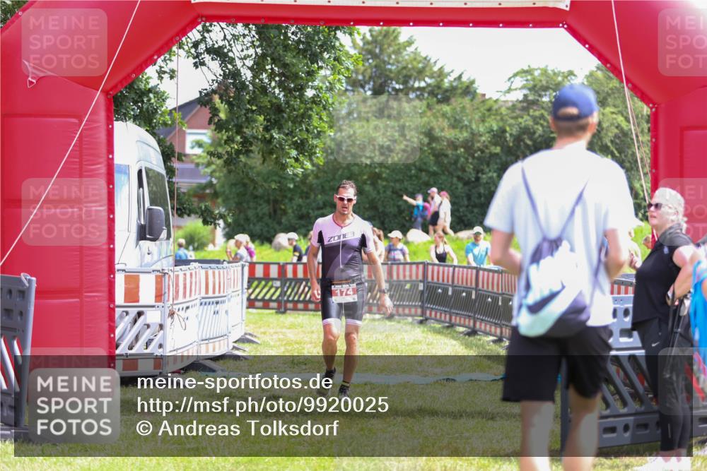 21.06.2026 - 29. Vierlanden-Triathlon Andreas Tolksdorf http://msf.ph/oto/9920025 21.06.2026 13:02:20 Ziel 174 meine-sportfotos.de