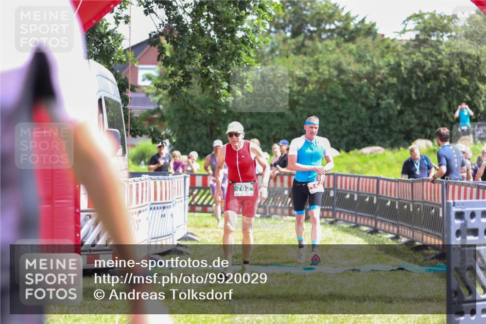 21.06.2026 - 29. Vierlanden-Triathlon Andreas Tolksdorf http://msf.ph/oto/9920029 21.06.2026 13:02:33 Ziel 35, 141, 757, 762 meine-sportfotos.de