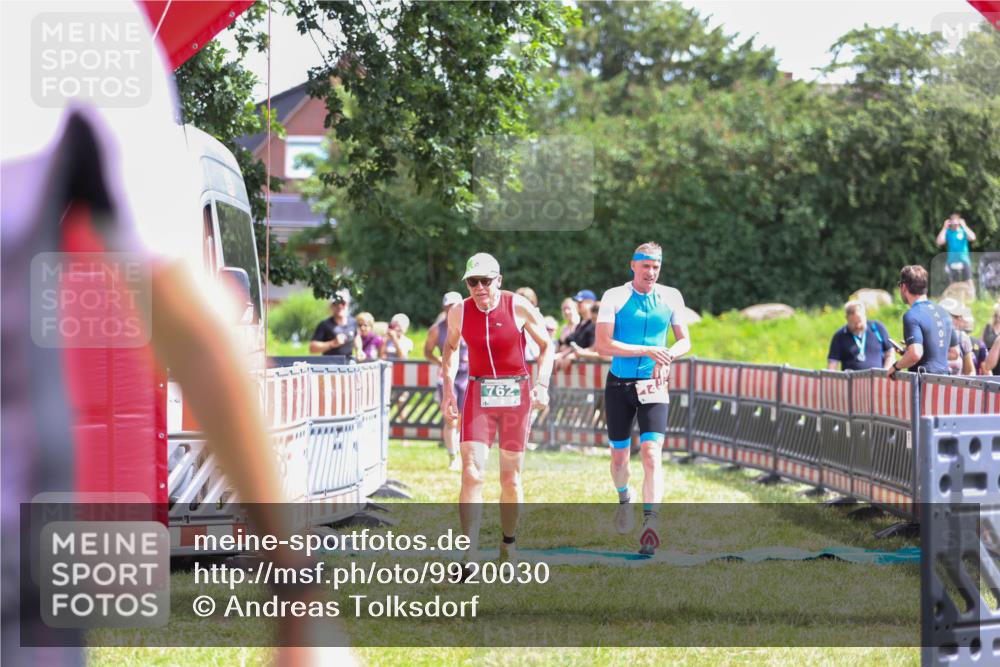 21.06.2026 - 29. Vierlanden-Triathlon Andreas Tolksdorf http://msf.ph/oto/9920030 21.06.2026 13:02:34 Ziel 35, 141, 757, 762 meine-sportfotos.de
