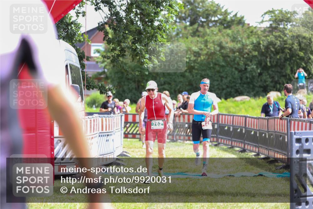 21.06.2026 - 29. Vierlanden-Triathlon Andreas Tolksdorf http://msf.ph/oto/9920031 21.06.2026 13:02:34 Ziel 35, 141, 757, 762 meine-sportfotos.de