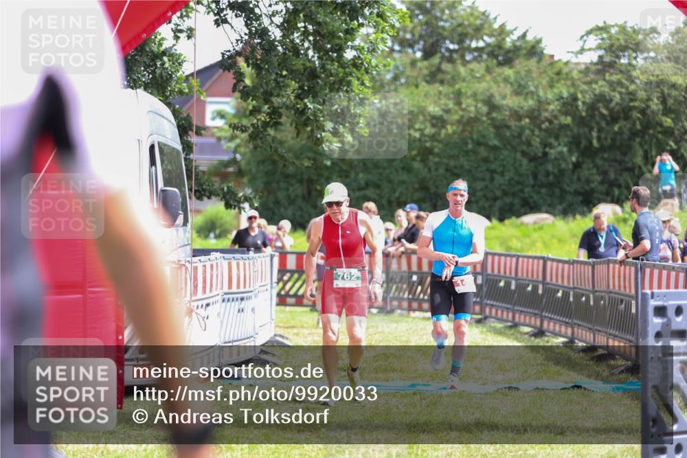 21.06.2026 - 29. Vierlanden-Triathlon Andreas Tolksdorf http://msf.ph/oto/9920033 21.06.2026 13:02:34 Ziel 35, 141, 757, 762 meine-sportfotos.de