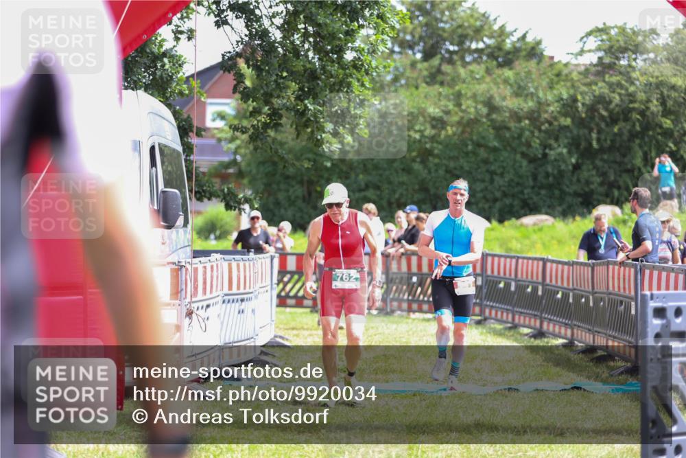 21.06.2026 - 29. Vierlanden-Triathlon Andreas Tolksdorf http://msf.ph/oto/9920034 21.06.2026 13:02:34 Ziel 35, 141, 757, 762 meine-sportfotos.de
