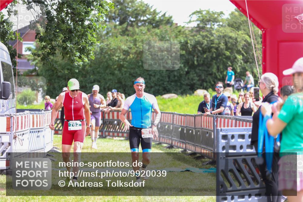 21.06.2026 - 29. Vierlanden-Triathlon Andreas Tolksdorf http://msf.ph/oto/9920039 21.06.2026 13:02:35 Ziel 35, 141, 757, 762 meine-sportfotos.de