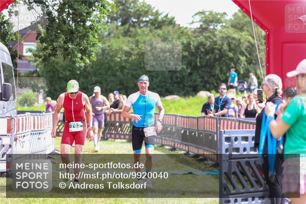 21.06.2026 - 29. Vierlanden-Triathlon Andreas Tolksdorf http://msf.ph/oto/9920040 21.06.2026 13:02:35 Ziel 35, 141, 757, 762 meine-sportfotos.de