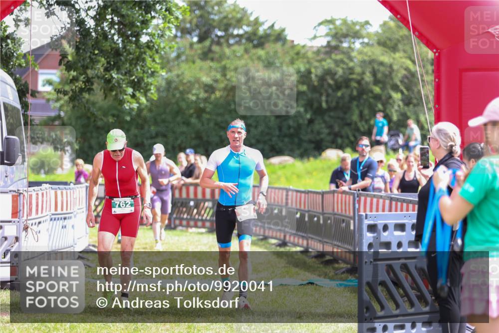 21.06.2026 - 29. Vierlanden-Triathlon Andreas Tolksdorf http://msf.ph/oto/9920041 21.06.2026 13:02:35 Ziel 35, 141, 757, 762 meine-sportfotos.de