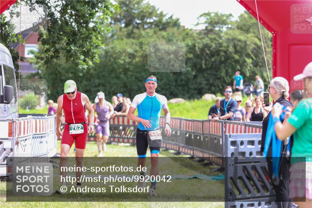 21.06.2026 - 29. Vierlanden-Triathlon Andreas Tolksdorf http://msf.ph/oto/9920042 21.06.2026 13:02:35 Ziel 35, 141, 757, 762 meine-sportfotos.de