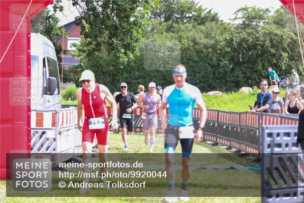 21.06.2026 - 29. Vierlanden-Triathlon Andreas Tolksdorf http://msf.ph/oto/9920044 21.06.2026 13:02:36 Ziel 35, 141, 757, 762 meine-sportfotos.de