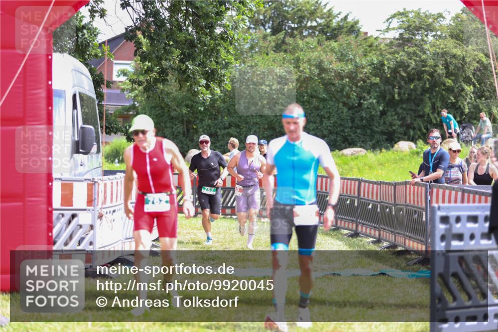 21.06.2026 - 29. Vierlanden-Triathlon Andreas Tolksdorf http://msf.ph/oto/9920045 21.06.2026 13:02:36 Ziel 35, 141, 757, 762 meine-sportfotos.de