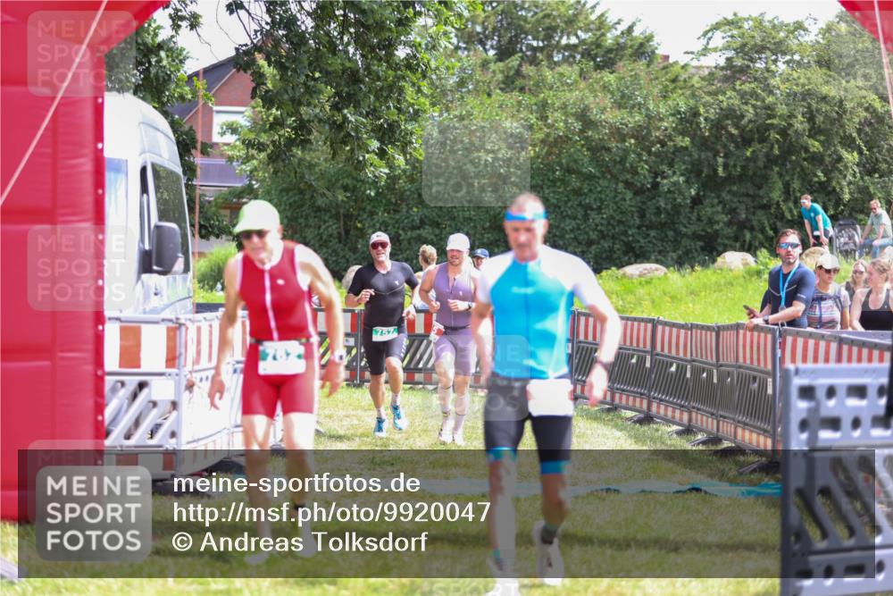 21.06.2026 - 29. Vierlanden-Triathlon Andreas Tolksdorf http://msf.ph/oto/9920047 21.06.2026 13:02:36 Ziel 35, 141, 757, 762 meine-sportfotos.de