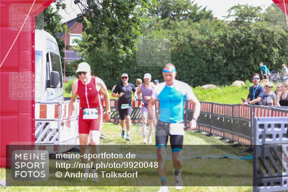 21.06.2026 - 29. Vierlanden-Triathlon Andreas Tolksdorf http://msf.ph/oto/9920048 21.06.2026 13:02:36 Ziel 35, 141, 757, 762 meine-sportfotos.de