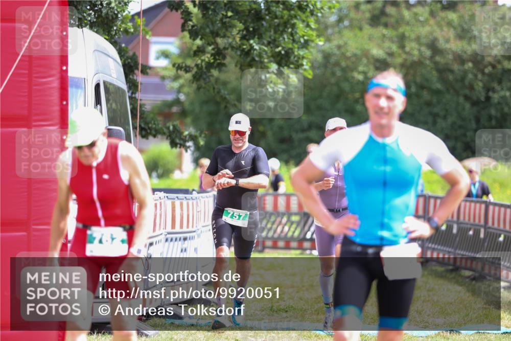 21.06.2026 - 29. Vierlanden-Triathlon Andreas Tolksdorf http://msf.ph/oto/9920051 21.06.2026 13:02:38 Ziel 35, 141, 757 meine-sportfotos.de