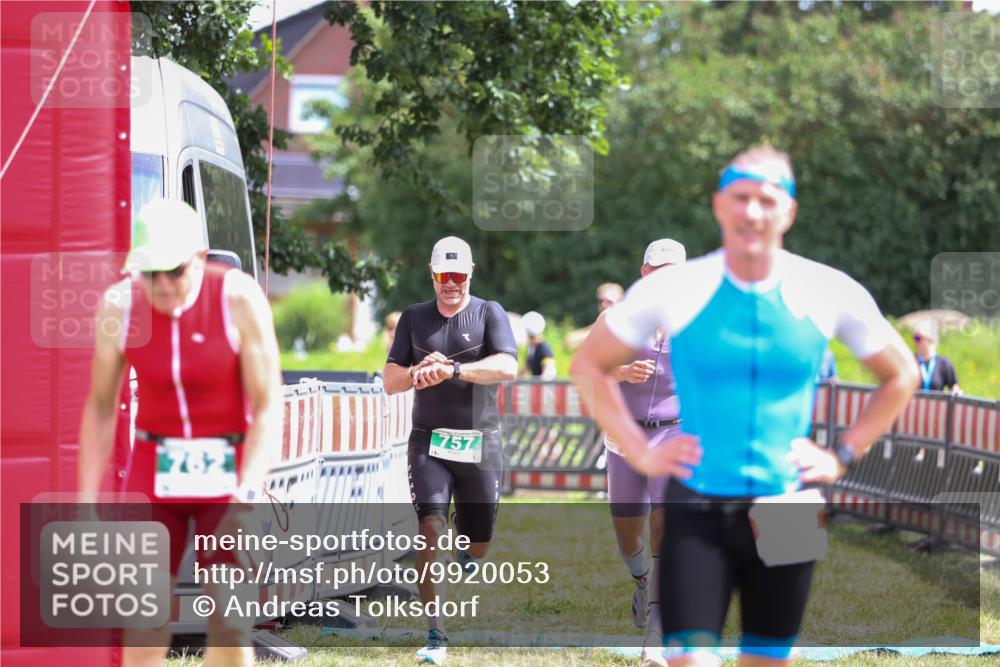 21.06.2026 - 29. Vierlanden-Triathlon Andreas Tolksdorf http://msf.ph/oto/9920053 21.06.2026 13:02:38 Ziel 35, 141, 757 meine-sportfotos.de