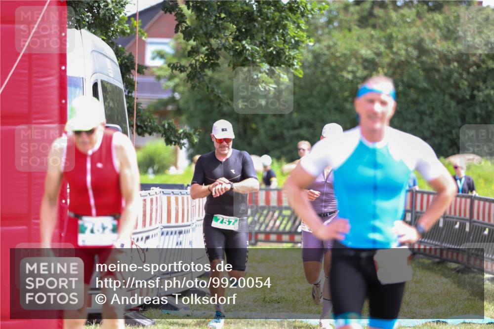 21.06.2026 - 29. Vierlanden-Triathlon Andreas Tolksdorf http://msf.ph/oto/9920054 21.06.2026 13:02:38 Ziel 35, 141, 757 meine-sportfotos.de