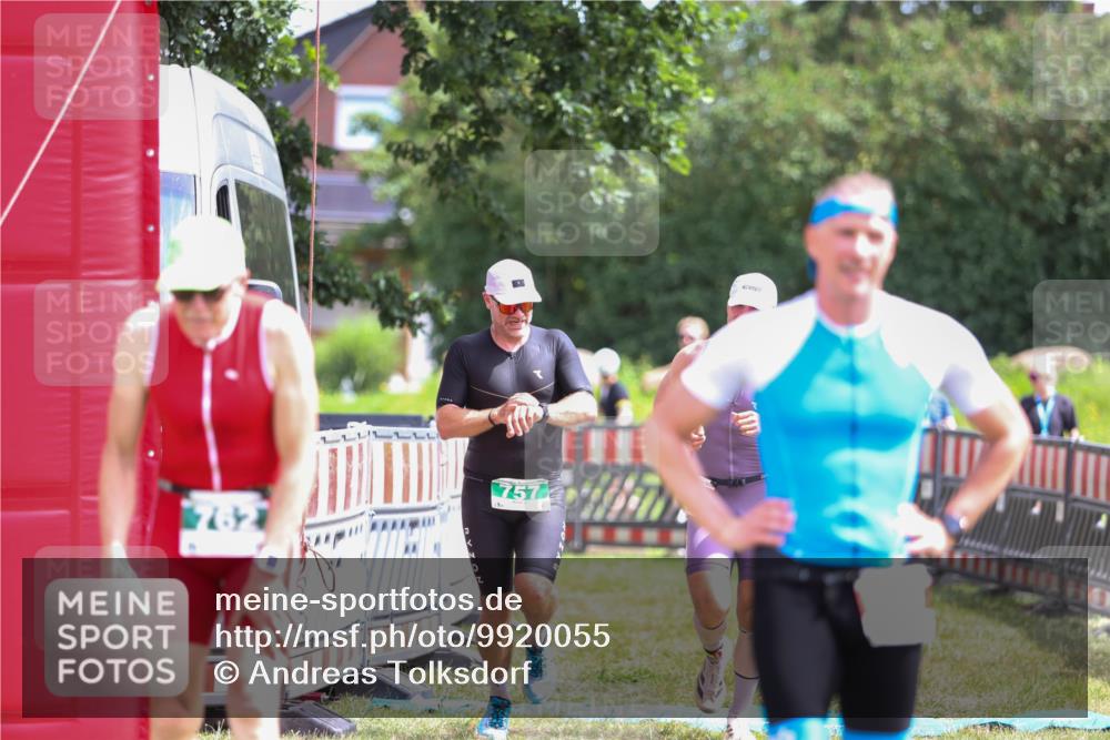 21.06.2026 - 29. Vierlanden-Triathlon Andreas Tolksdorf http://msf.ph/oto/9920055 21.06.2026 13:02:38 Ziel 35, 141, 757 meine-sportfotos.de