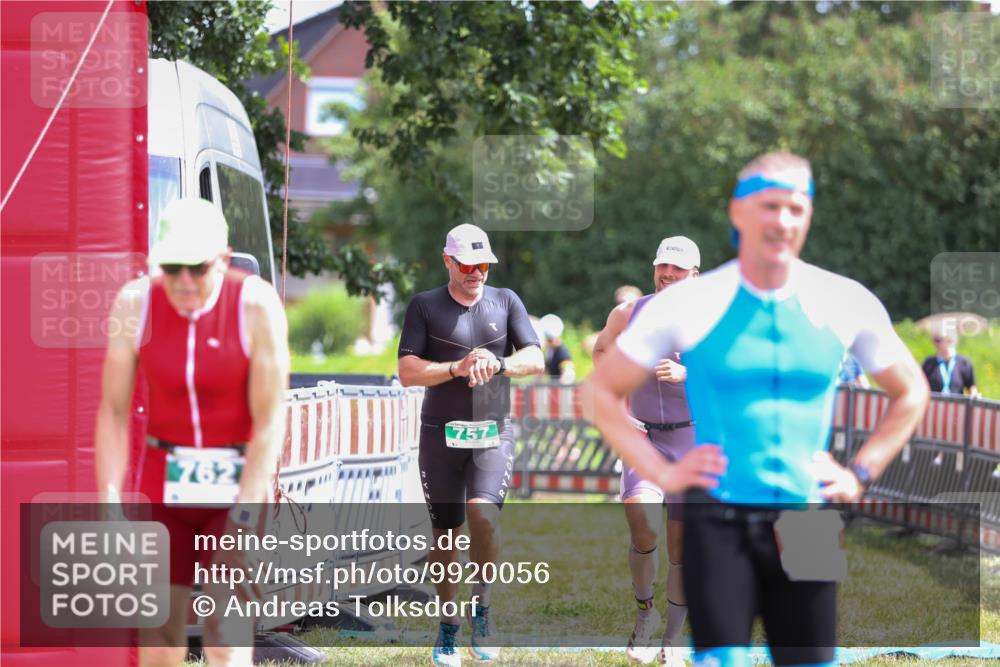 21.06.2026 - 29. Vierlanden-Triathlon Andreas Tolksdorf http://msf.ph/oto/9920056 21.06.2026 13:02:39 Ziel 35, 141, 757 meine-sportfotos.de