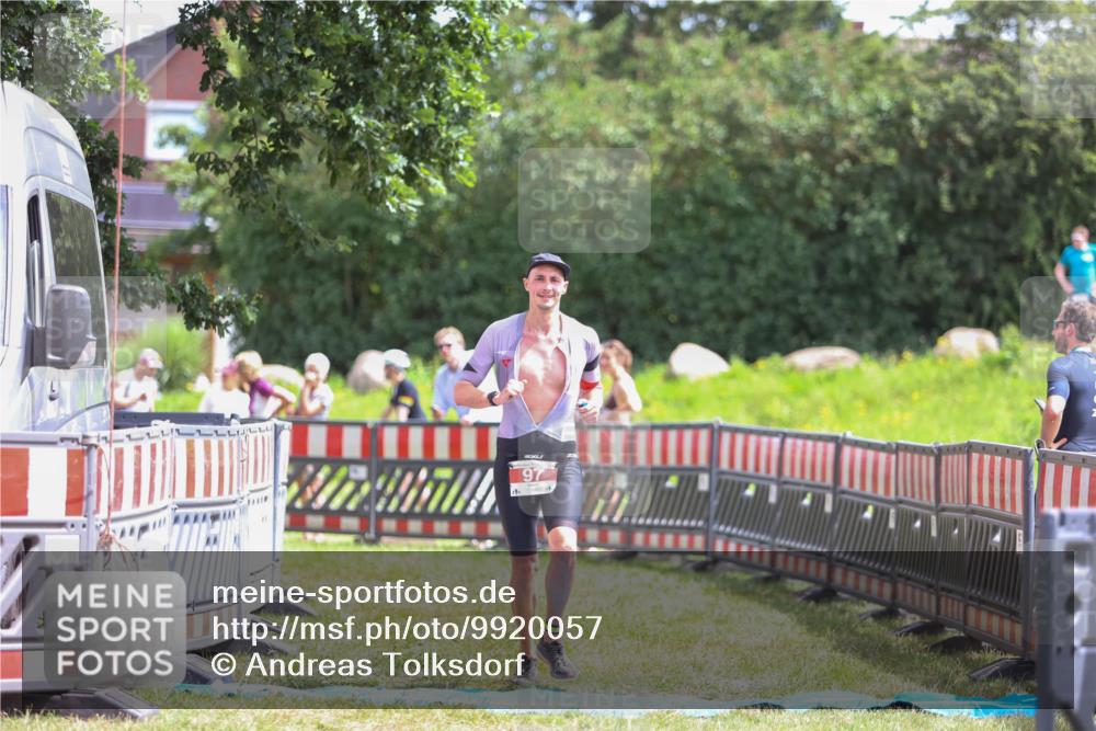 21.06.2026 - 29. Vierlanden-Triathlon Andreas Tolksdorf http://msf.ph/oto/9920057 21.06.2026 13:03:09 Ziel 97 meine-sportfotos.de