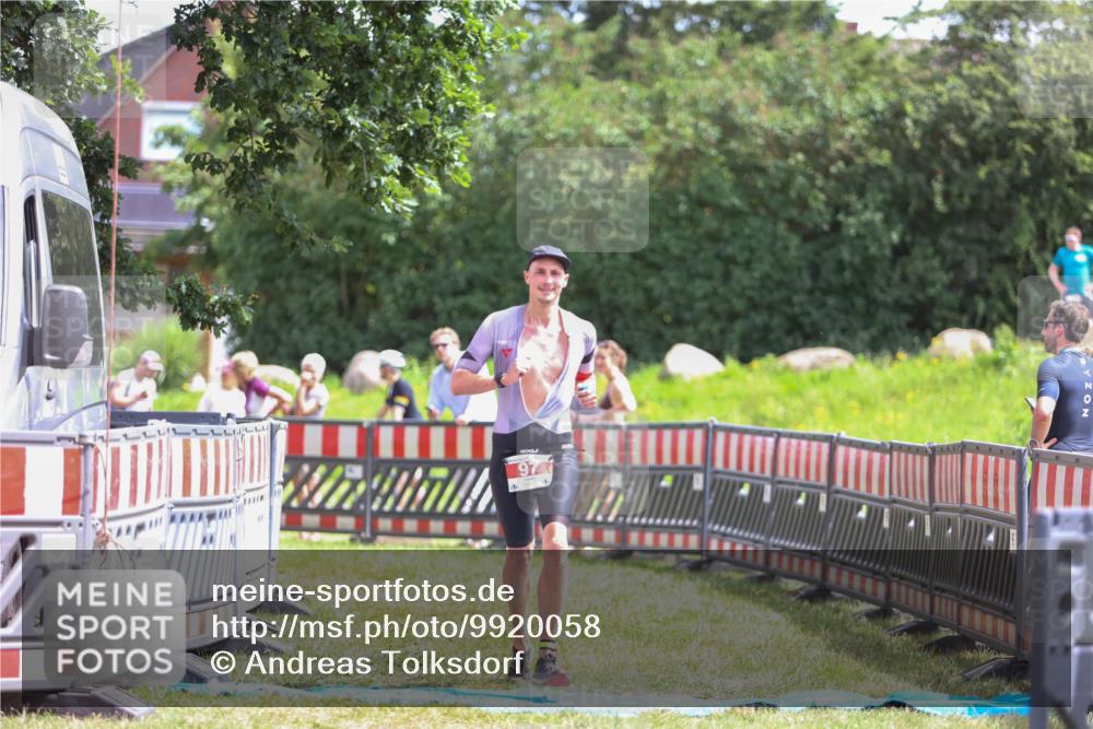 21.06.2026 - 29. Vierlanden-Triathlon Andreas Tolksdorf http://msf.ph/oto/9920058 21.06.2026 13:03:09 Ziel 97 meine-sportfotos.de