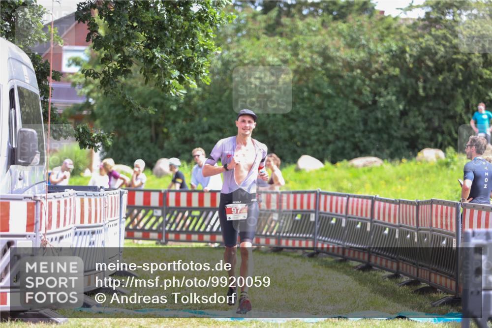 21.06.2026 - 29. Vierlanden-Triathlon Andreas Tolksdorf http://msf.ph/oto/9920059 21.06.2026 13:03:09 Ziel 97 meine-sportfotos.de