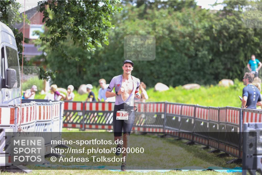 21.06.2026 - 29. Vierlanden-Triathlon Andreas Tolksdorf http://msf.ph/oto/9920060 21.06.2026 13:03:09 Ziel 97 meine-sportfotos.de
