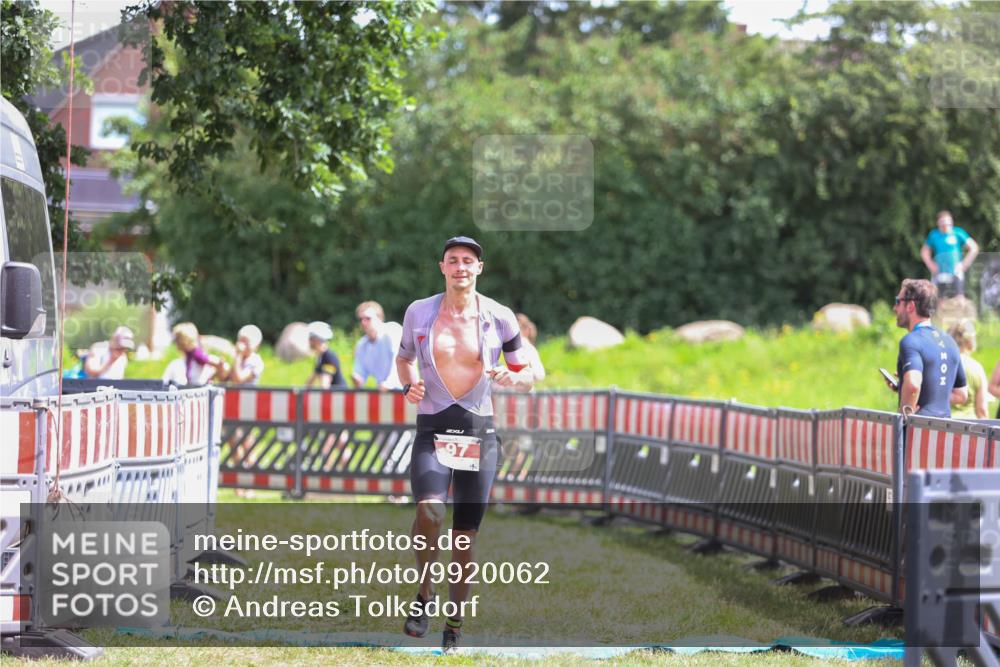 21.06.2026 - 29. Vierlanden-Triathlon Andreas Tolksdorf http://msf.ph/oto/9920062 21.06.2026 13:03:09 Ziel 97 meine-sportfotos.de