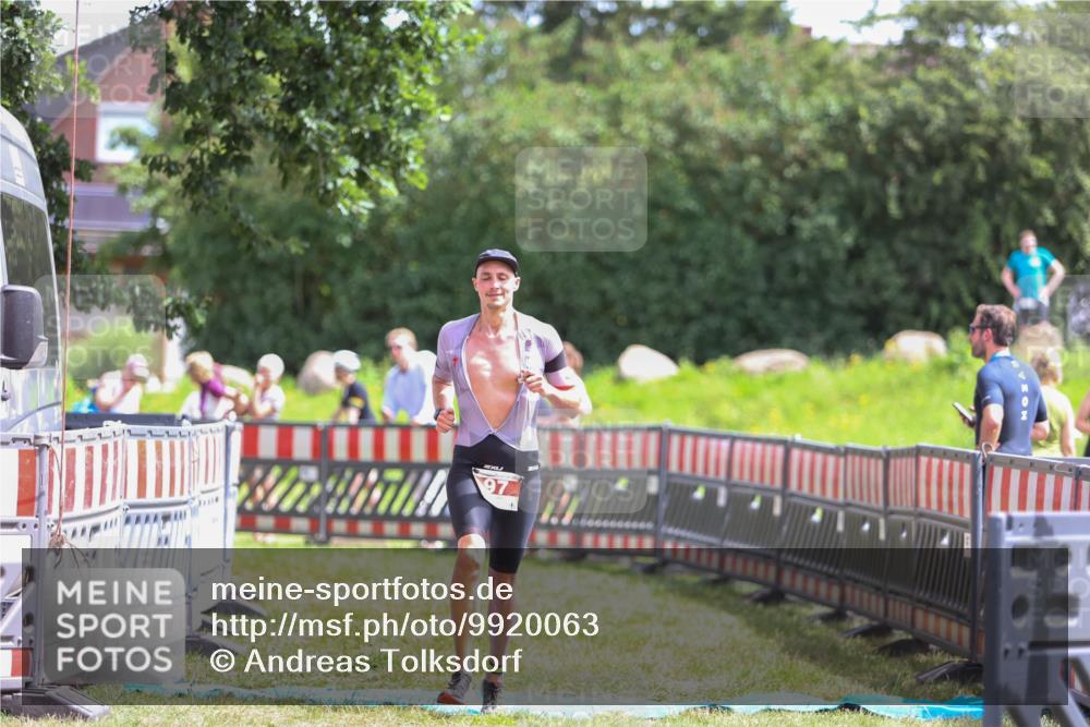 21.06.2026 - 29. Vierlanden-Triathlon Andreas Tolksdorf http://msf.ph/oto/9920063 21.06.2026 13:03:09 Ziel 97 meine-sportfotos.de