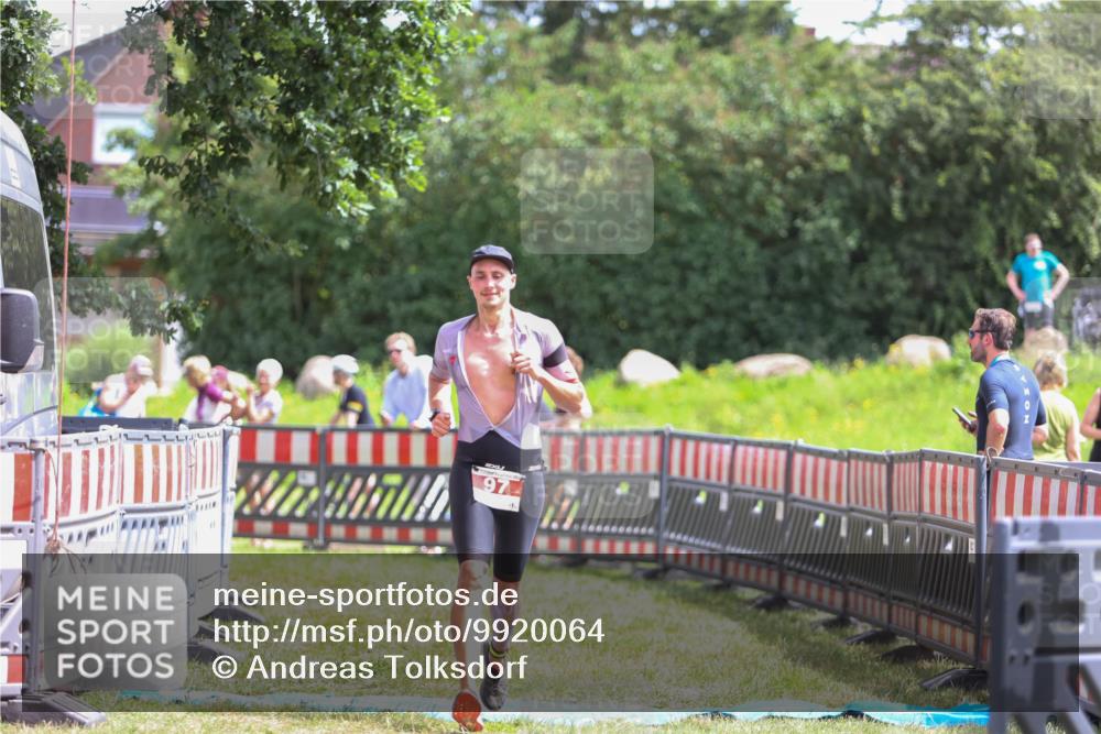 21.06.2026 - 29. Vierlanden-Triathlon Andreas Tolksdorf http://msf.ph/oto/9920064 21.06.2026 13:03:09 Ziel 97 meine-sportfotos.de