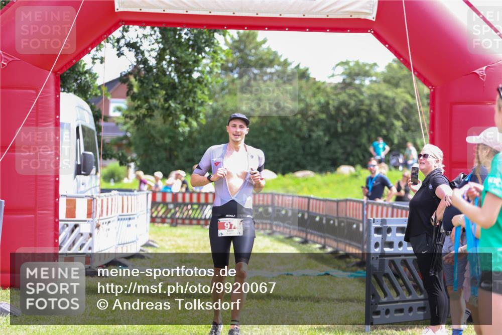 21.06.2026 - 29. Vierlanden-Triathlon Andreas Tolksdorf http://msf.ph/oto/9920067 21.06.2026 13:03:12 Ziel 97 meine-sportfotos.de