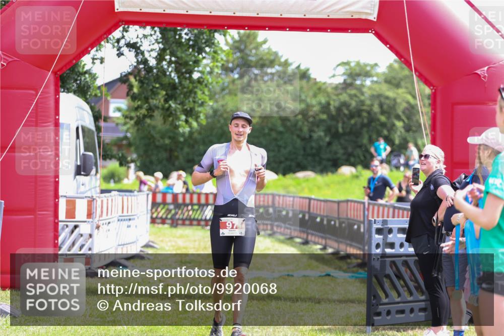 21.06.2026 - 29. Vierlanden-Triathlon Andreas Tolksdorf http://msf.ph/oto/9920068 21.06.2026 13:03:12 Ziel 97 meine-sportfotos.de