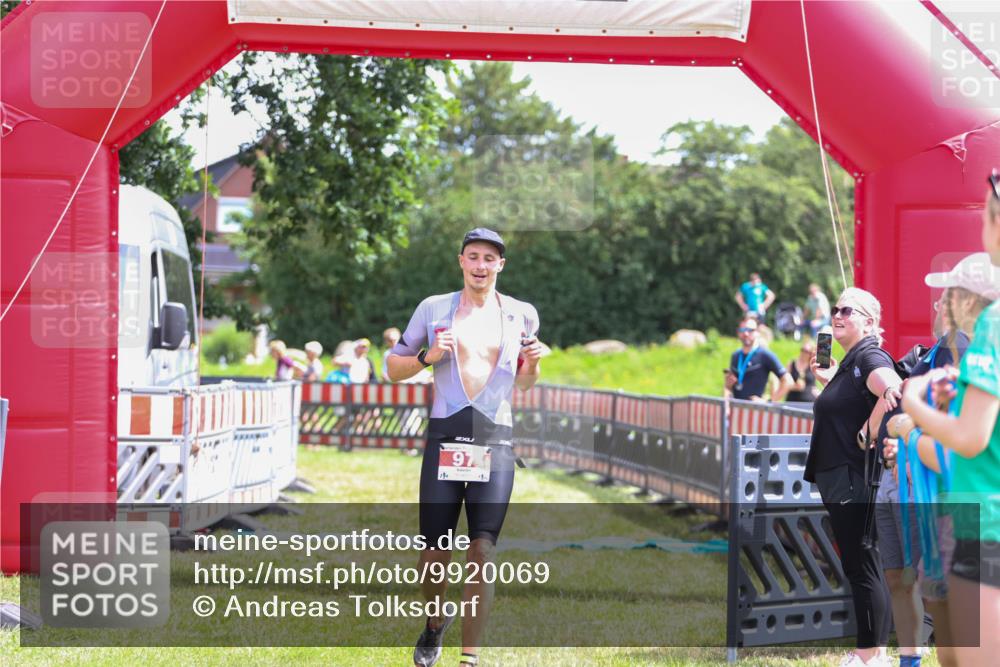 21.06.2026 - 29. Vierlanden-Triathlon Andreas Tolksdorf http://msf.ph/oto/9920069 21.06.2026 13:03:12 Ziel 97 meine-sportfotos.de