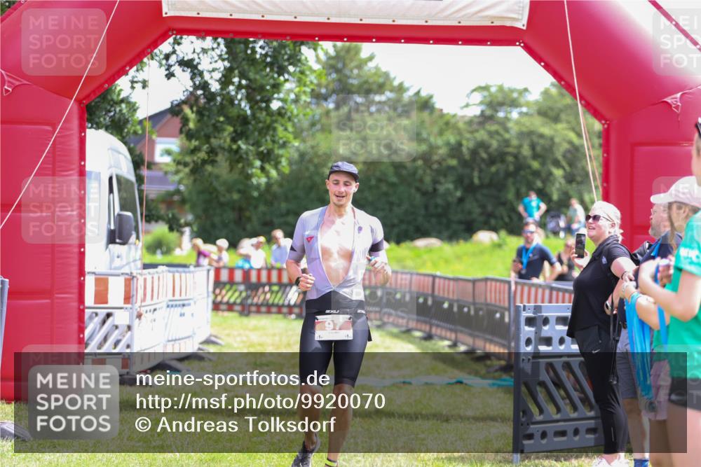 21.06.2026 - 29. Vierlanden-Triathlon Andreas Tolksdorf http://msf.ph/oto/9920070 21.06.2026 13:03:12 Ziel 97 meine-sportfotos.de