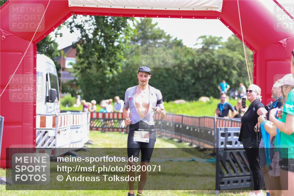 21.06.2026 - 29. Vierlanden-Triathlon Andreas Tolksdorf http://msf.ph/oto/9920071 21.06.2026 13:03:12 Ziel 97 meine-sportfotos.de