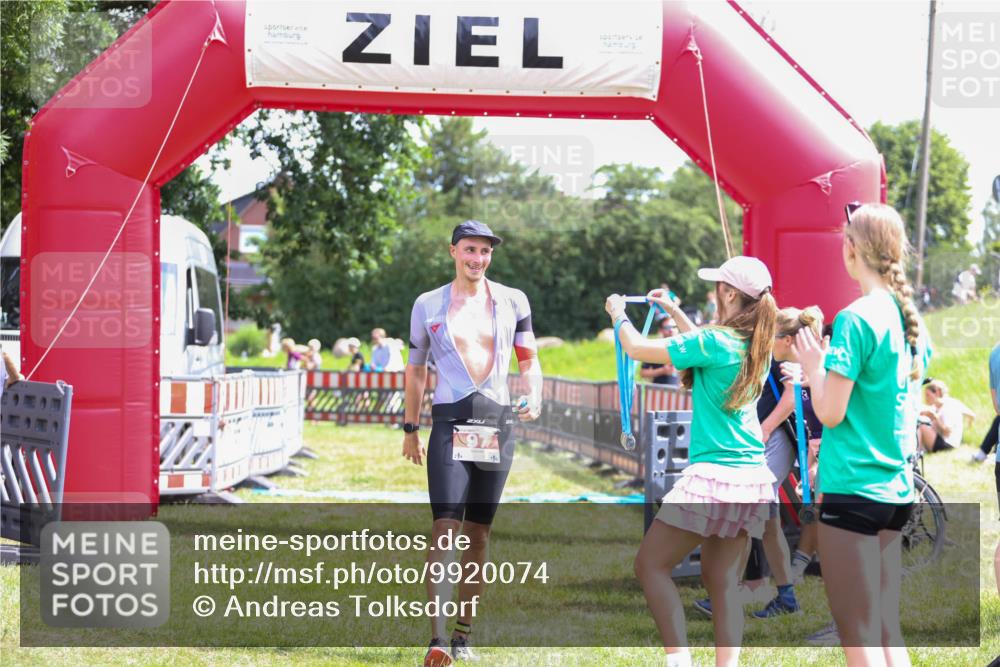 21.06.2026 - 29. Vierlanden-Triathlon Andreas Tolksdorf http://msf.ph/oto/9920074 21.06.2026 13:03:13 Ziel 97 meine-sportfotos.de