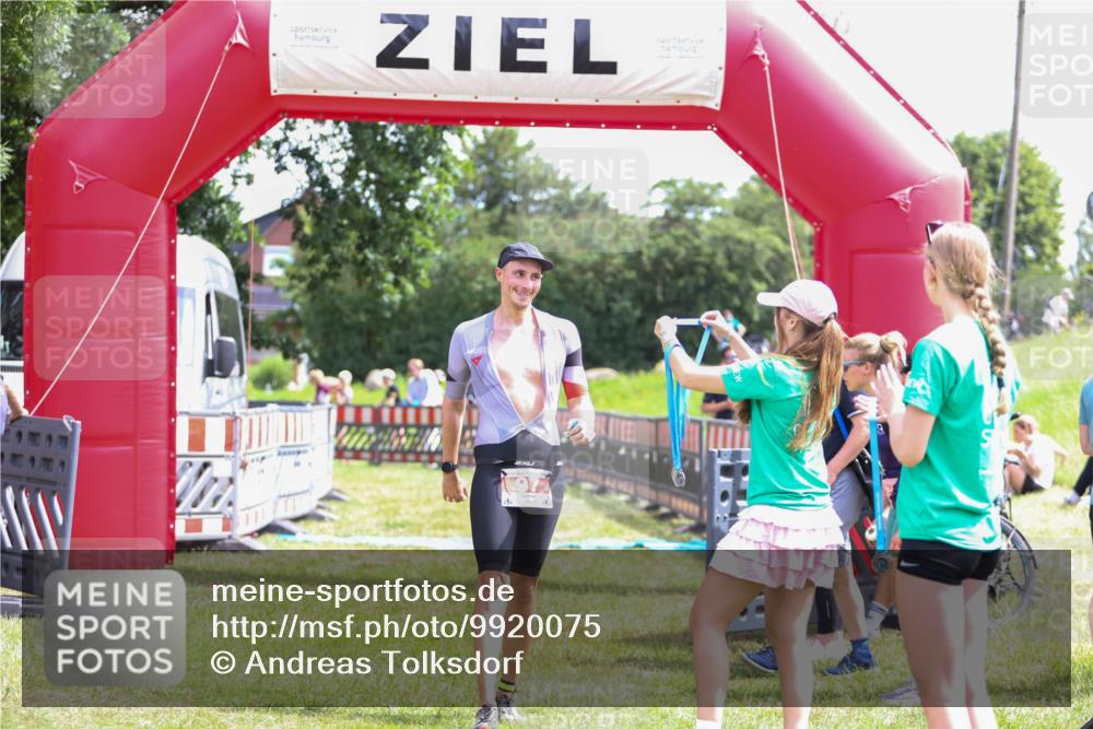 21.06.2026 - 29. Vierlanden-Triathlon Andreas Tolksdorf http://msf.ph/oto/9920075 21.06.2026 13:03:13 Ziel 97 meine-sportfotos.de