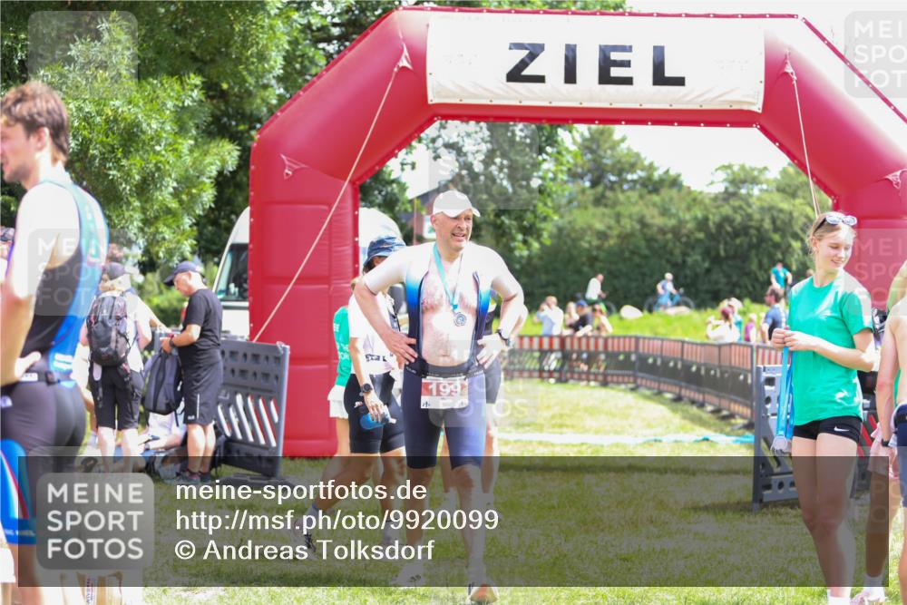 21.06.2026 - 29. Vierlanden-Triathlon Andreas Tolksdorf http://msf.ph/oto/9920099 21.06.2026 13:03:55 Ziel 674 meine-sportfotos.de