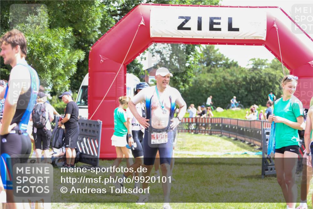21.06.2026 - 29. Vierlanden-Triathlon Andreas Tolksdorf http://msf.ph/oto/9920101 21.06.2026 13:03:55 Ziel 674 meine-sportfotos.de