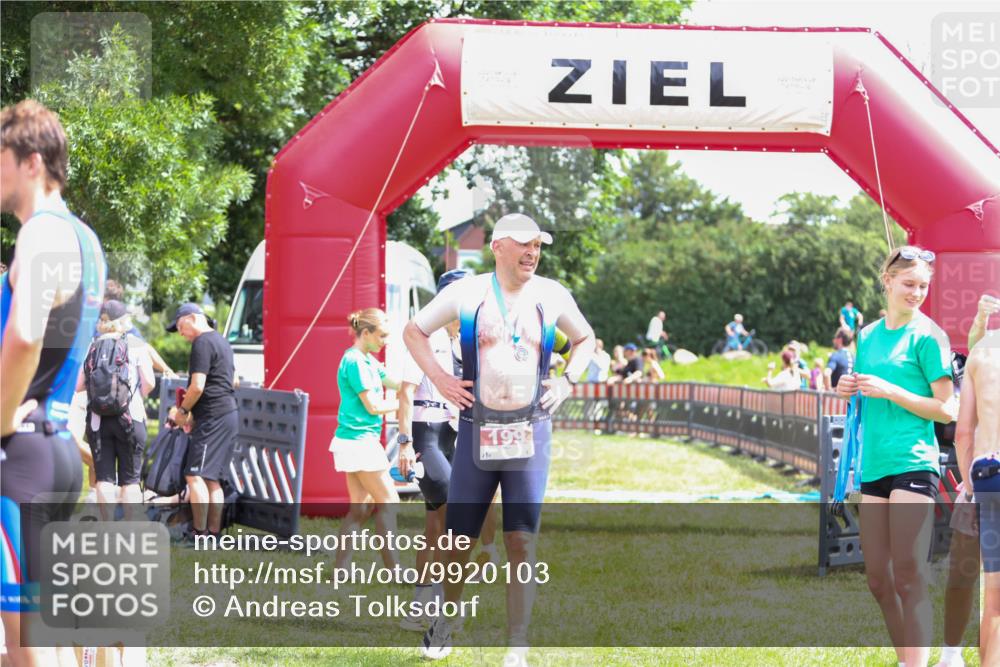 21.06.2026 - 29. Vierlanden-Triathlon Andreas Tolksdorf http://msf.ph/oto/9920103 21.06.2026 13:03:55 Ziel 674 meine-sportfotos.de