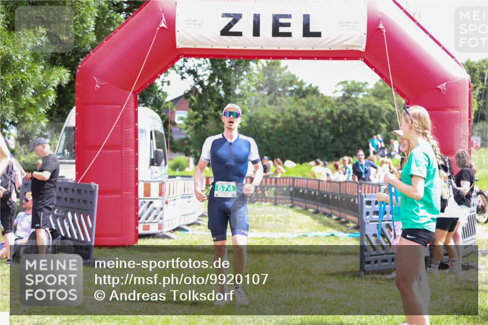 21.06.2026 - 29. Vierlanden-Triathlon Andreas Tolksdorf http://msf.ph/oto/9920107 21.06.2026 13:04:08 Ziel 674 meine-sportfotos.de