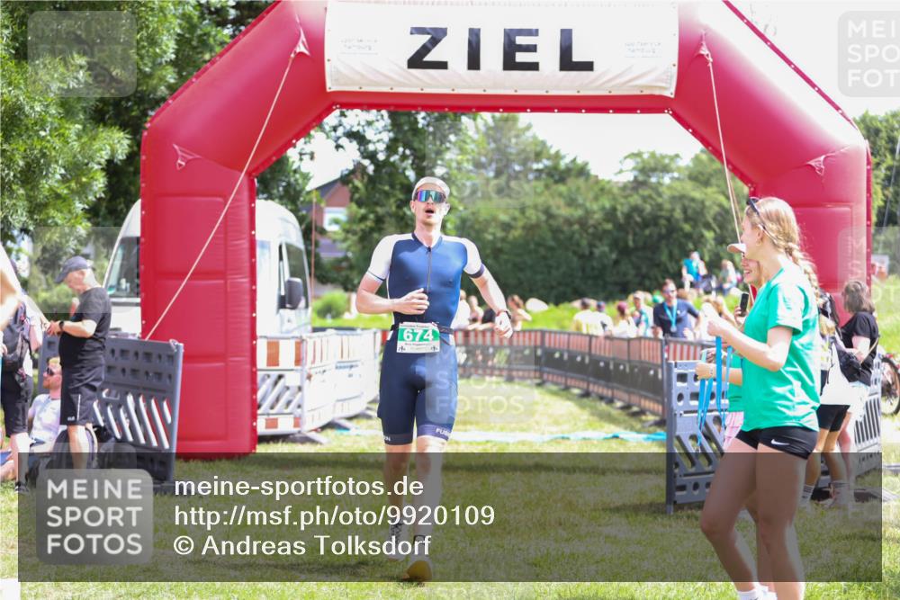21.06.2026 - 29. Vierlanden-Triathlon Andreas Tolksdorf http://msf.ph/oto/9920109 21.06.2026 13:04:09 Ziel 674 meine-sportfotos.de
