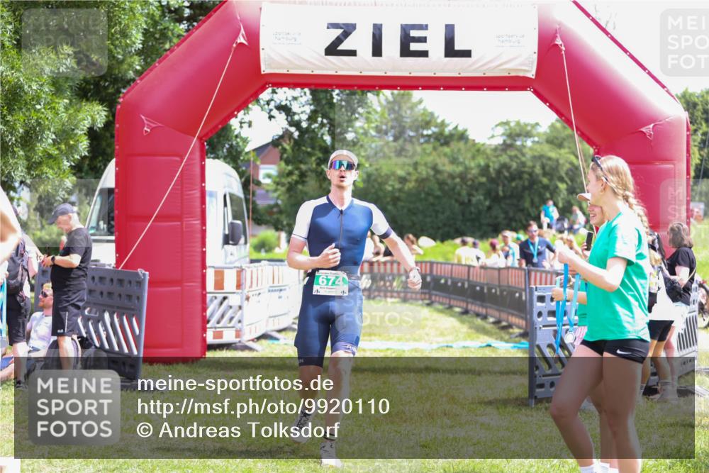21.06.2026 - 29. Vierlanden-Triathlon Andreas Tolksdorf http://msf.ph/oto/9920110 21.06.2026 13:04:09 Ziel 674 meine-sportfotos.de