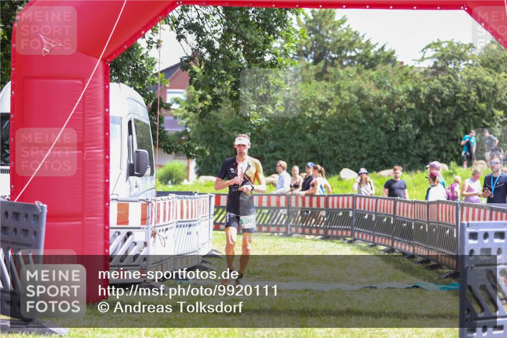 21.06.2026 - 29. Vierlanden-Triathlon Andreas Tolksdorf http://msf.ph/oto/9920111 21.06.2026 13:04:28 Ziel 808 meine-sportfotos.de