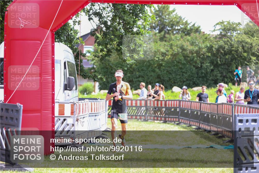 21.06.2026 - 29. Vierlanden-Triathlon Andreas Tolksdorf http://msf.ph/oto/9920116 21.06.2026 13:04:28 Ziel 808 meine-sportfotos.de