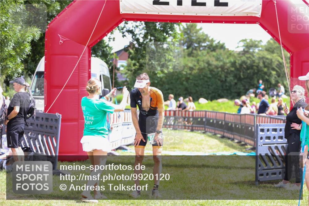 21.06.2026 - 29. Vierlanden-Triathlon Andreas Tolksdorf http://msf.ph/oto/9920120 21.06.2026 13:04:35 Ziel  meine-sportfotos.de