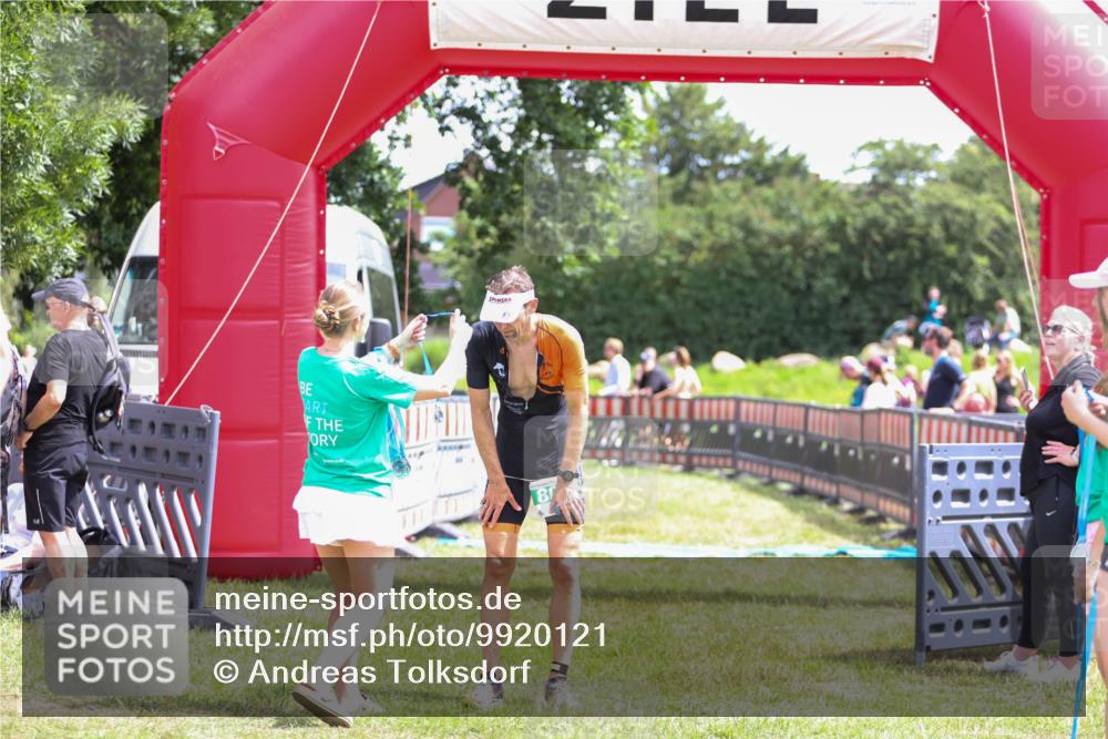 21.06.2026 - 29. Vierlanden-Triathlon Andreas Tolksdorf http://msf.ph/oto/9920121 21.06.2026 13:04:35 Ziel  meine-sportfotos.de