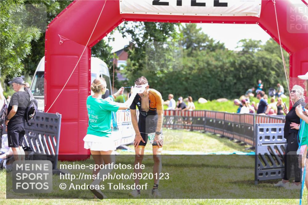 21.06.2026 - 29. Vierlanden-Triathlon Andreas Tolksdorf http://msf.ph/oto/9920123 21.06.2026 13:04:35 Ziel  meine-sportfotos.de