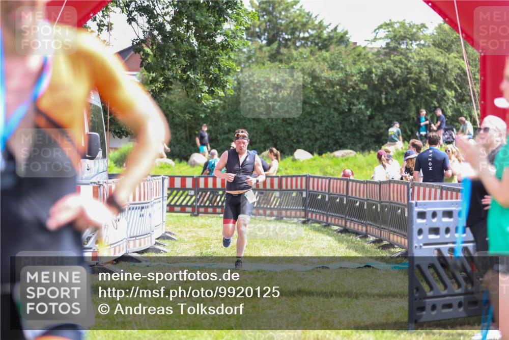 21.06.2026 - 29. Vierlanden-Triathlon Andreas Tolksdorf http://msf.ph/oto/9920125 21.06.2026 13:04:49 Ziel 682 meine-sportfotos.de