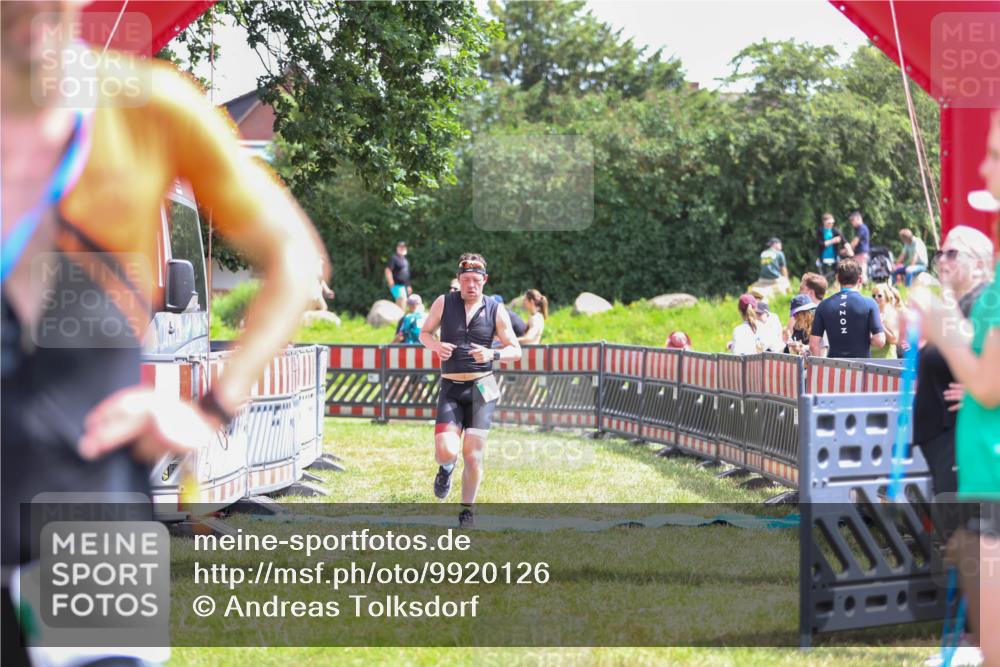 21.06.2026 - 29. Vierlanden-Triathlon Andreas Tolksdorf http://msf.ph/oto/9920126 21.06.2026 13:04:49 Ziel 682 meine-sportfotos.de