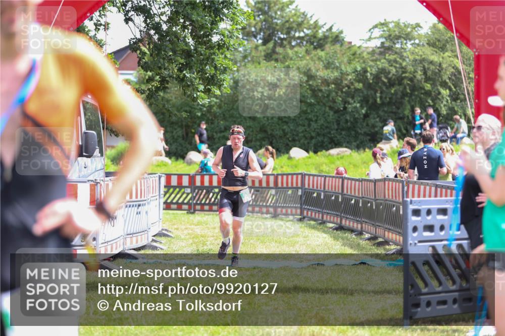 21.06.2026 - 29. Vierlanden-Triathlon Andreas Tolksdorf http://msf.ph/oto/9920127 21.06.2026 13:04:49 Ziel 682 meine-sportfotos.de