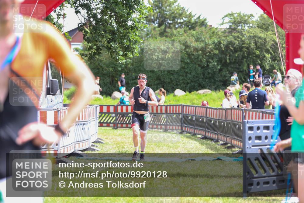21.06.2026 - 29. Vierlanden-Triathlon Andreas Tolksdorf http://msf.ph/oto/9920128 21.06.2026 13:04:49 Ziel 682 meine-sportfotos.de